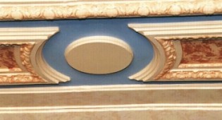 Dtail des moulures du plafond : les cercles, auours desquels en fait s'organisera la composition du mural. Photo Gerald