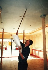 Frédéric Lère traçant à la craie les contours de son design. Photo Gerald