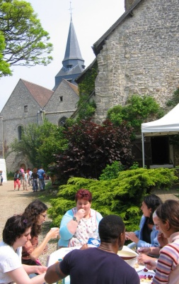 Elus municipaux, habitants de la commune, responsables associations djeunent ensemble