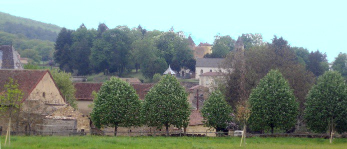 En arrire plan, l'glise et le chteau de Saint Point.